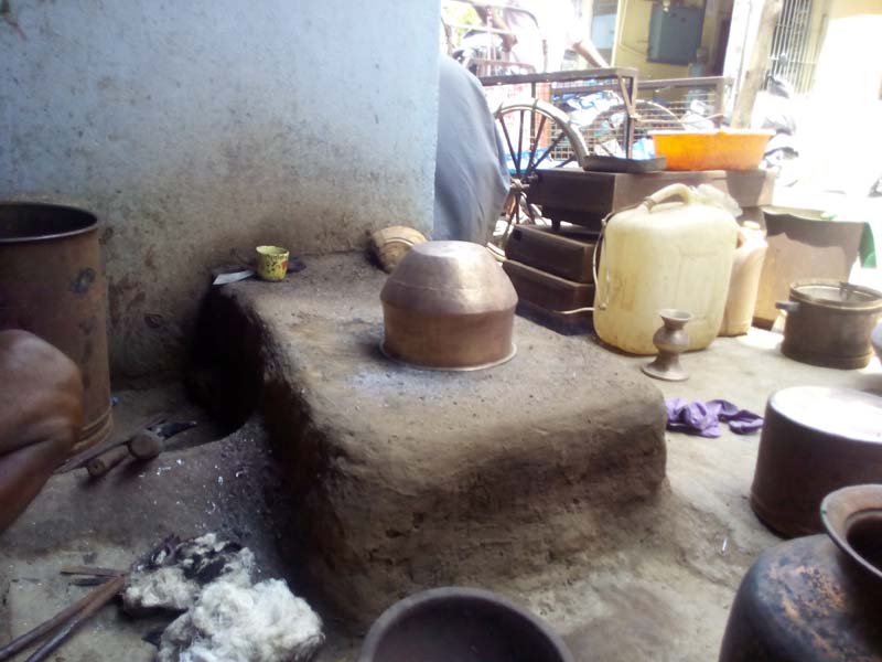 copper vessel polishing workers photos (6)