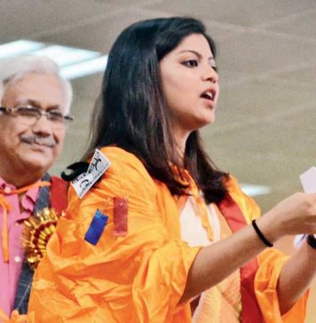 பட்டமளிப்பு விழாவில் குடியுரிமை சட்ட நகலை கிழித்த மாணவி !