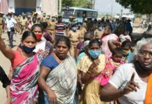 டாஸ்மாக் கடையை மூடச் செய்த மதுரை பெண்கள் !