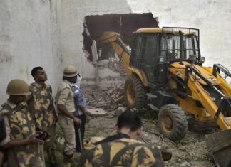 முஸ்லீம் மக்களை ஒடுக்கும் ‘புல்டோசர் நீதி’ – முன்னாள் அரசு அதிகாரிகள் கடிதம் !