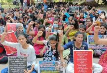 தெலுங்கானா: நிஜாம் கல்லூரியில் விடுதி வசதி வேண்டி மாணவர்கள் போராட்டம் !