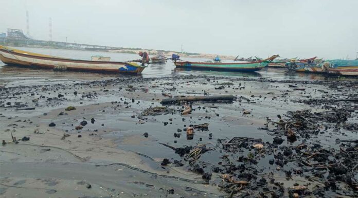 எண்ணெய் கழிவு: நிர்கதியாக்கப்பட்ட எண்ணூர் மக்கள்