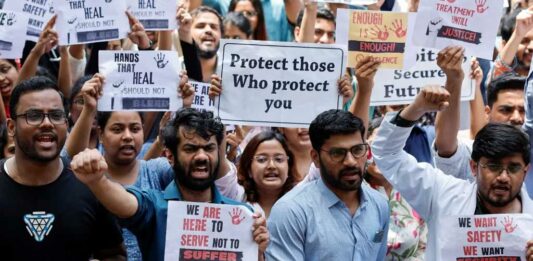 கொல்கத்தா பாலியல் வன்கொலை: நாடுமுழுவதும் மருத்துவ மாணவர்கள் கண்டன போராட்டம்! | படக் கட்டுரை