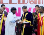 பாரதியார் பல்கலைக்கழகம்: பட்டமளிப்பு விழா மேடையில் முறைகேடுகளை அம்பலப்படுத்திய மாணவர்!