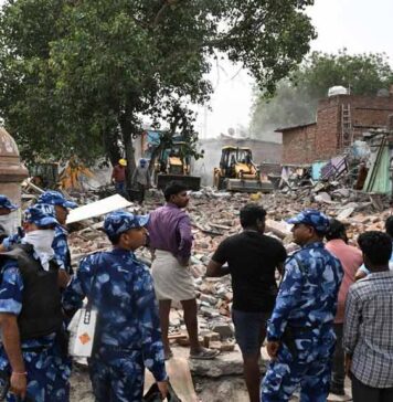 டெல்லி: தமிழர்களின் குடியிருப்பை தரைமட்டமாக்கிய பா.ஜ.க அரசு