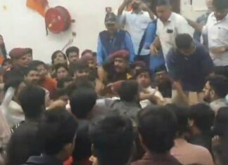 ஜே.என்.யூ: இடதுசாரி மாணவர் அமைப்பினரைத் தாக்கிய ஏ.பி.வி.பி குண்டர்கள்! | பு.மா.இ.மு கண்டனம்