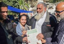 காஷ்மீர்: புல்டோசர் பயங்கரவாதத்தை எதிர்த்து இஸ்லாமியருக்கு நிலம் கொடுத்த இந்து!