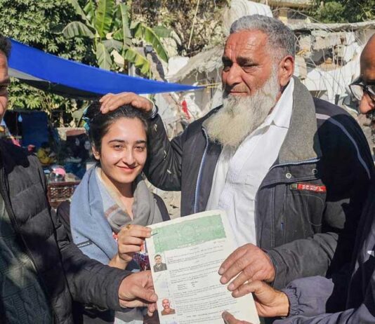 காஷ்மீர்: புல்டோசர் பயங்கரவாதத்தை எதிர்த்து இஸ்லாமியருக்கு நிலம் கொடுத்த இந்து!