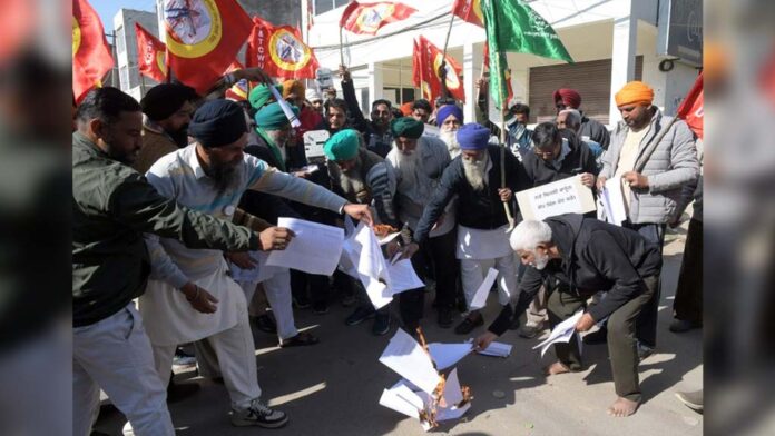 SKM-and-Powercom-employees-burn-copies-of-Electricity-Amendment-and-Seeds-Bills-in-Zirakpur-Dec-8