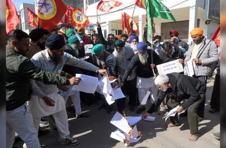 பஞ்சாப்: கார்ப்பரேட் ஆதரவு வரைவு மசோதாக்களுக்கு எதிராக விவசாயிகள் போராட்டம்!