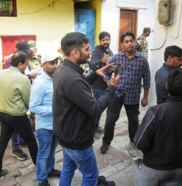 டெல்லி: குடிசைப் பகுதி மக்களை விரட்டியடிக்கும் மோடி அரசு