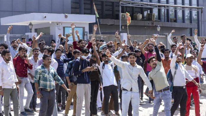 Uttar-Pradesh-Noida-workers-protest-April-13