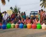 கிருஷ்ணகிரி – குடிநீர், மின்சாரம் தட்டுப்பாடு: காலி குடங்களுடன் சேசுராஜபுரம் கிராம மக்கள் சாலை மறியல்!