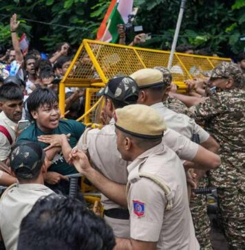 மோடியை ஓட்டம் பிடிக்கவைத்த டெல்லி மாணவர் போராட்டம்!