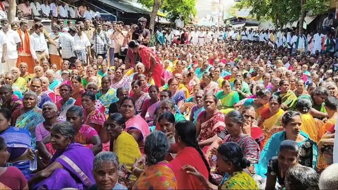 Theni-Varusanadu-Kadamalaikundu-residents-lay-siege-to-the-Forest-Department-office.
