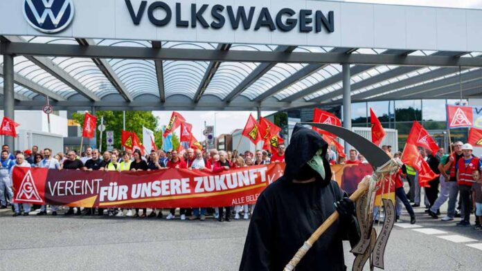 volkswagen-germany-workers-protest-against-job-cuts-and-factory-closures