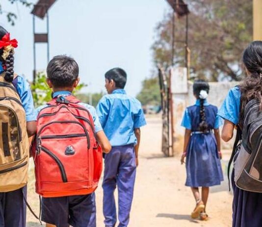 பத்தாண்டுகளில் ஒரு லட்சம் அரசுப் பள்ளிகள் மூடல்: இதுவா சுதந்திரம்?