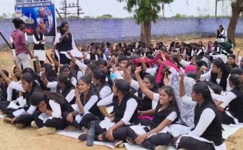 தூத்துக்குடி: துளசி மகளிர் சட்டக் கல்லூரி மாணவிகள் தொடர் போராட்டம்