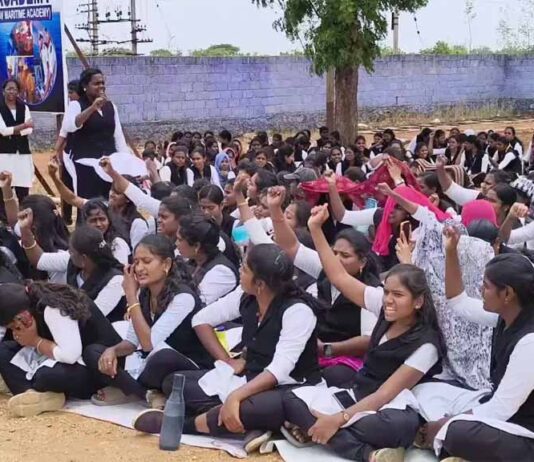 தூத்துக்குடி: துளசி மகளிர் சட்டக் கல்லூரி மாணவிகள் தொடர் போராட்டம்